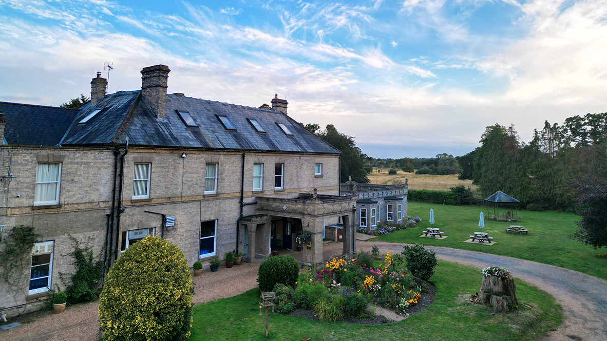 broom-hall-front-sun